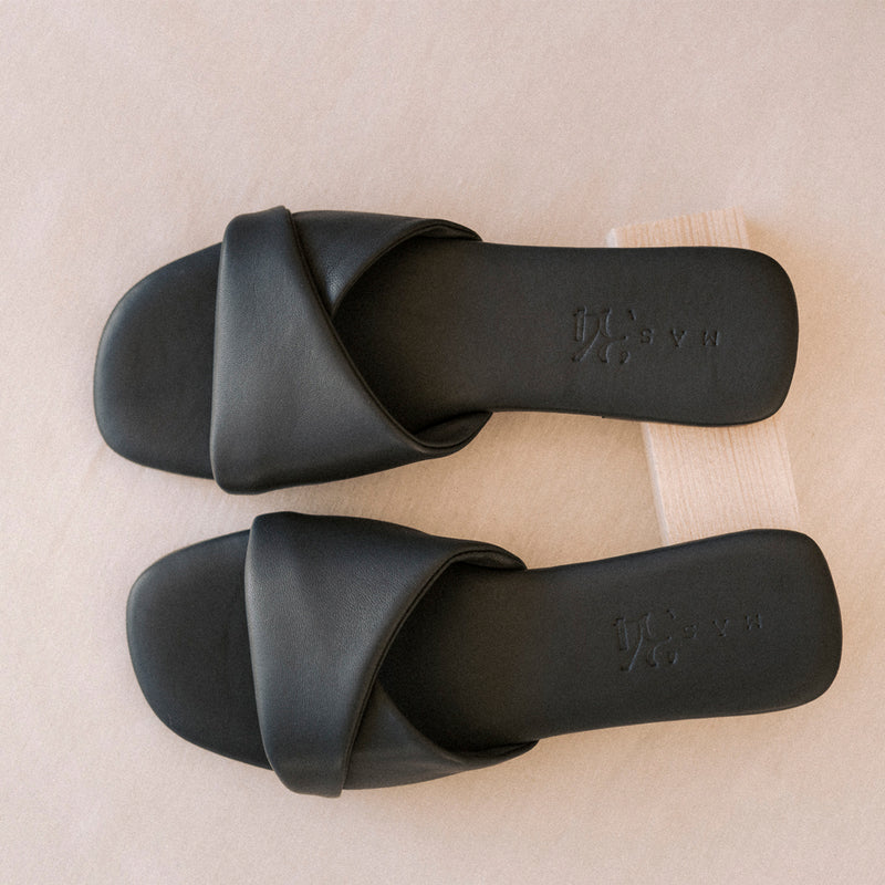Sandalia plana tipo pala facil de poner y quitar muy cómoda en piel color petróleo