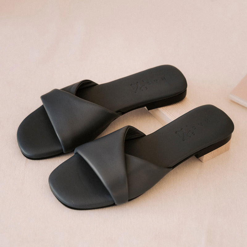 Sandalia plana estilo pala de piel muy suave y acolchada la sandalia de mujer más cómoda del mundo en color petróleo