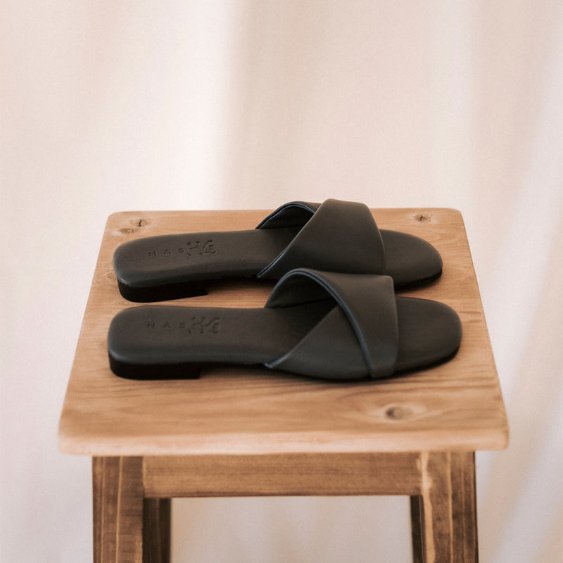 Sandalia plana de verano para mujer cómoda perfecta para llevar todo el día en piel color petróleo