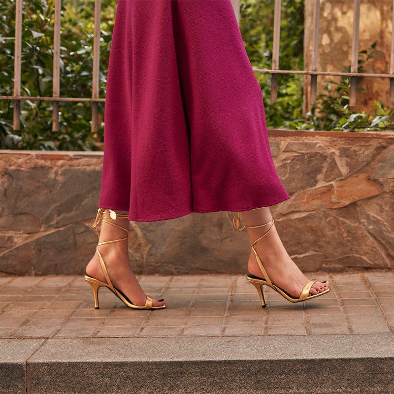 Sandalias de tacón para la invitada perfecta en piel oro cómodas y elegantes