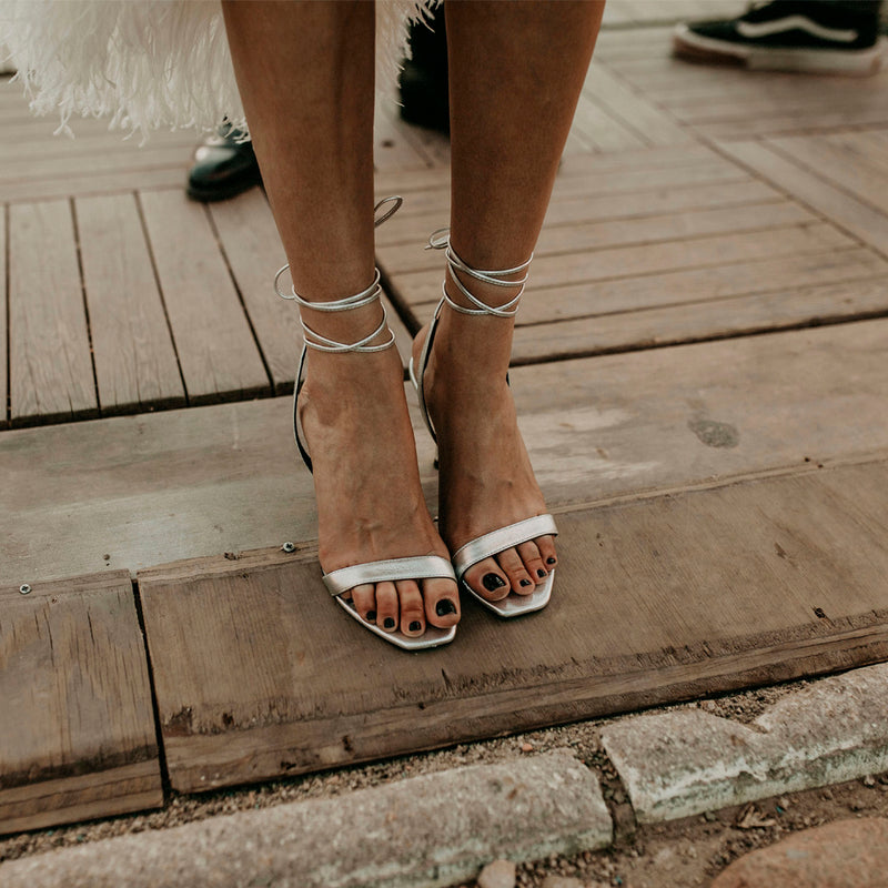 Sandalias de tacón para novias cómodas y elegantes en color plata
