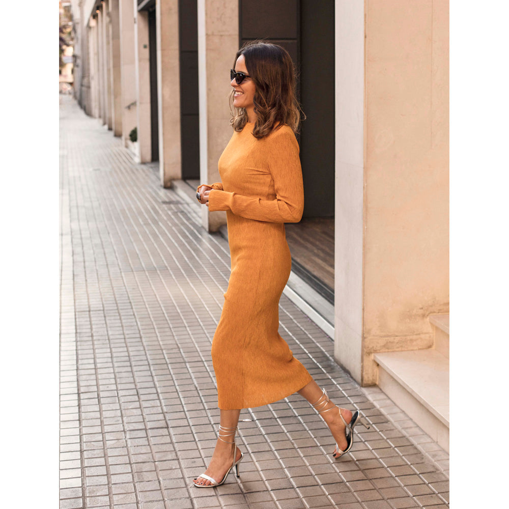 Sandalia de tacón mujer fondo de armario muy cómoda y elegante en piel plata