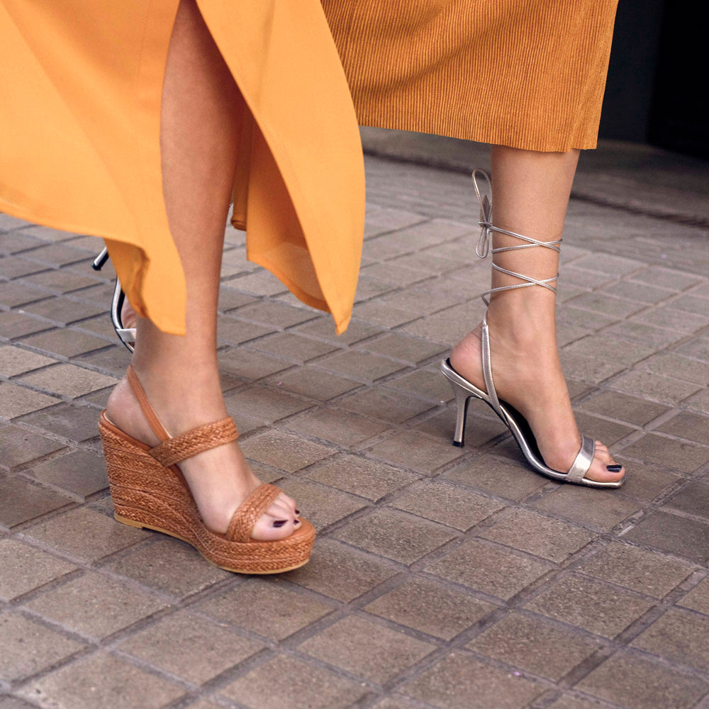 Sandalias de tacón para la invitada perfecta en piel plata cómodas y elegantes