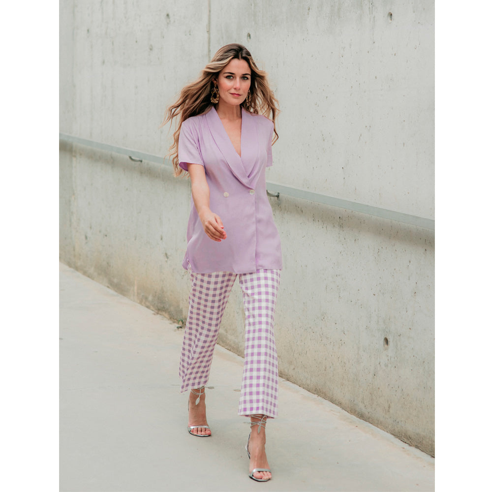 Outfit de invitada de boda, bautizo y comunion con sandalias de tacón en piel plata