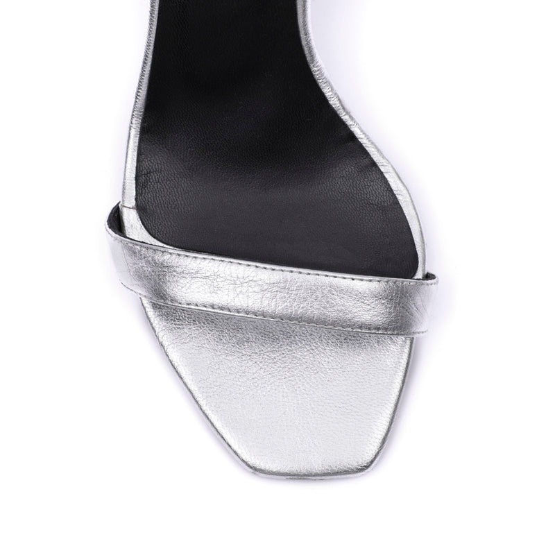 Sandalia de tacón invitada perfecta en piel plata muy cómoda y elegante.