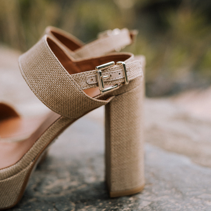 Look invitada perfecta con sandalias de tacón grueso y plataforma en lino natural beige