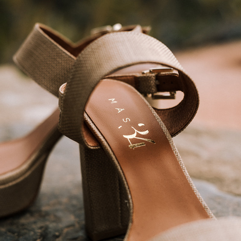 Zapatos invitada de boda bautizo y comunión con sandalias de tacón color beige
