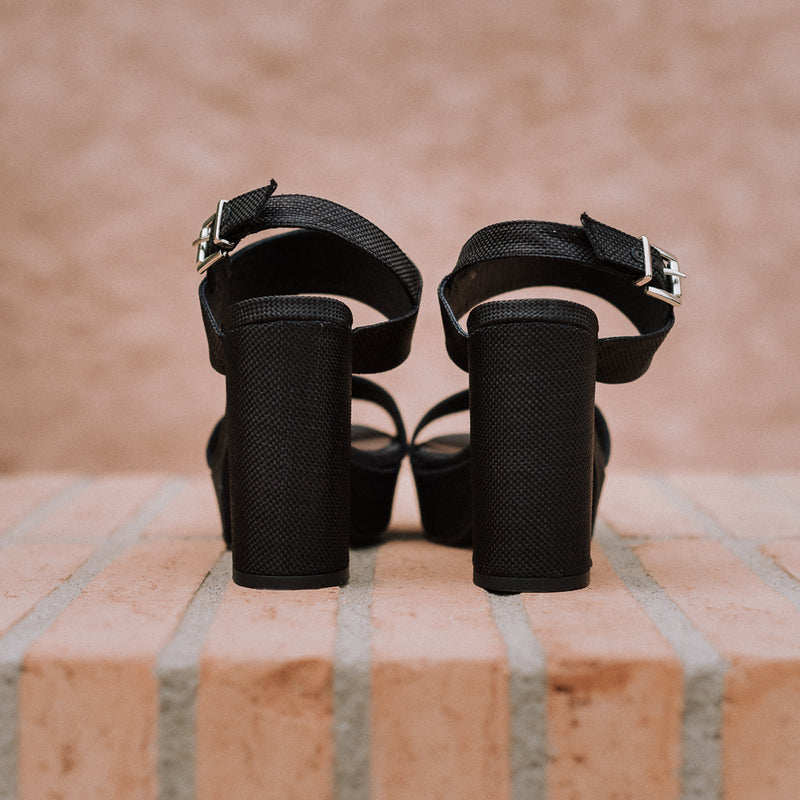 Sandalias de tacón ancho y plataforma muy cómoda perfectas para aguantar todo el día en lino negro