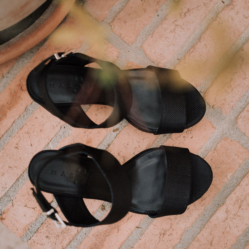 Sandalias de tacón grueso y plataforma muy cómoda perfectas para aguantar todo el día en lino negro