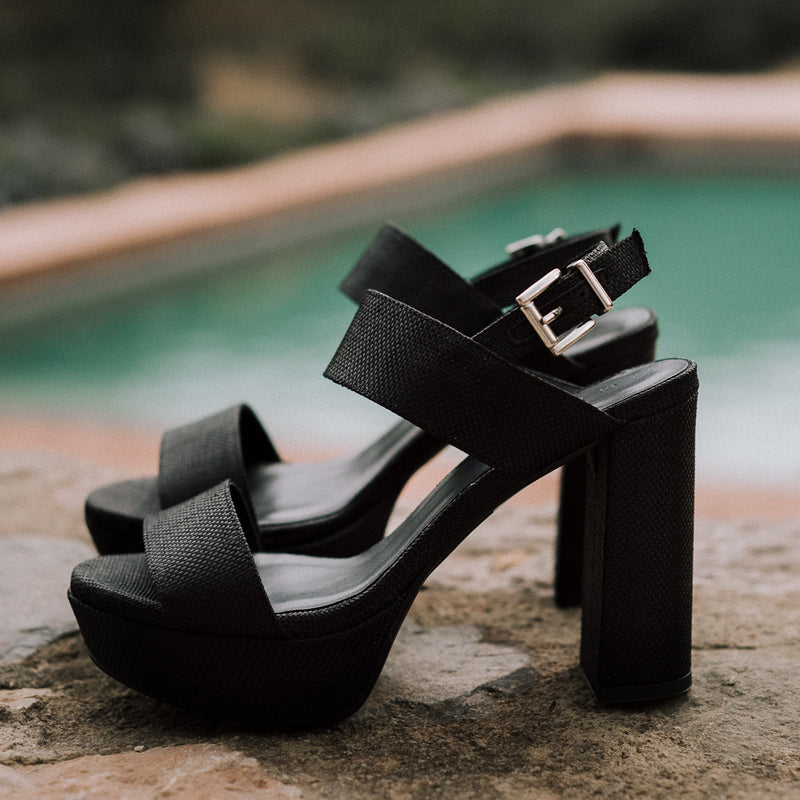 Sandalias de tacón para invitadas muy cómodas y elegantes en lino negro