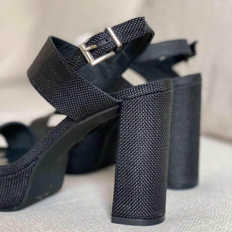 Sandalia de tacón grueso y plataforma en color lino negro fondo de armario que combina con todo.