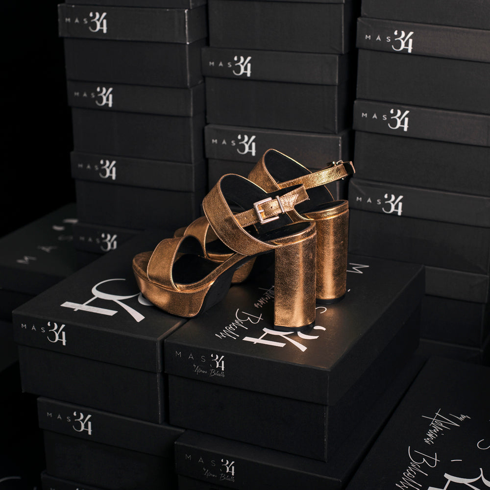 Sandalia de tacón y plataforma para eventos de día y de noche en piel oro