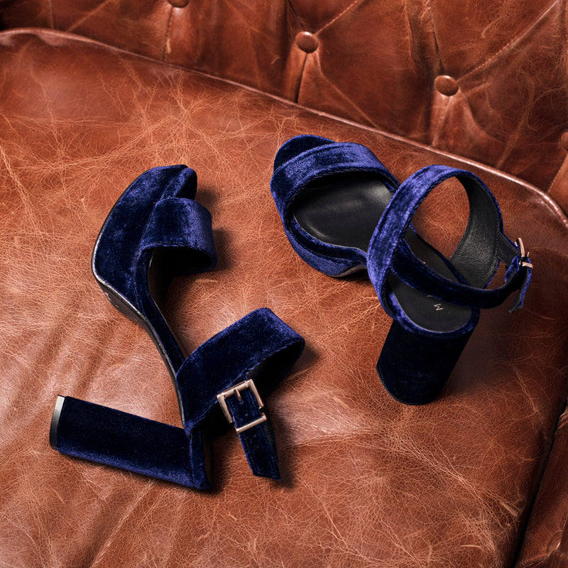 Sandalia de tacón grueso 10cm y plataforma de 3cm muy cómoda perfecta para llevar todo el día en terciopelo azul