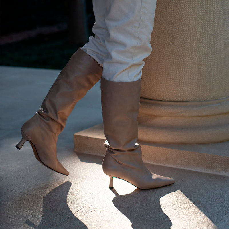 Botas altas para mujer en piel color taupe, tacón midi de 5 cm