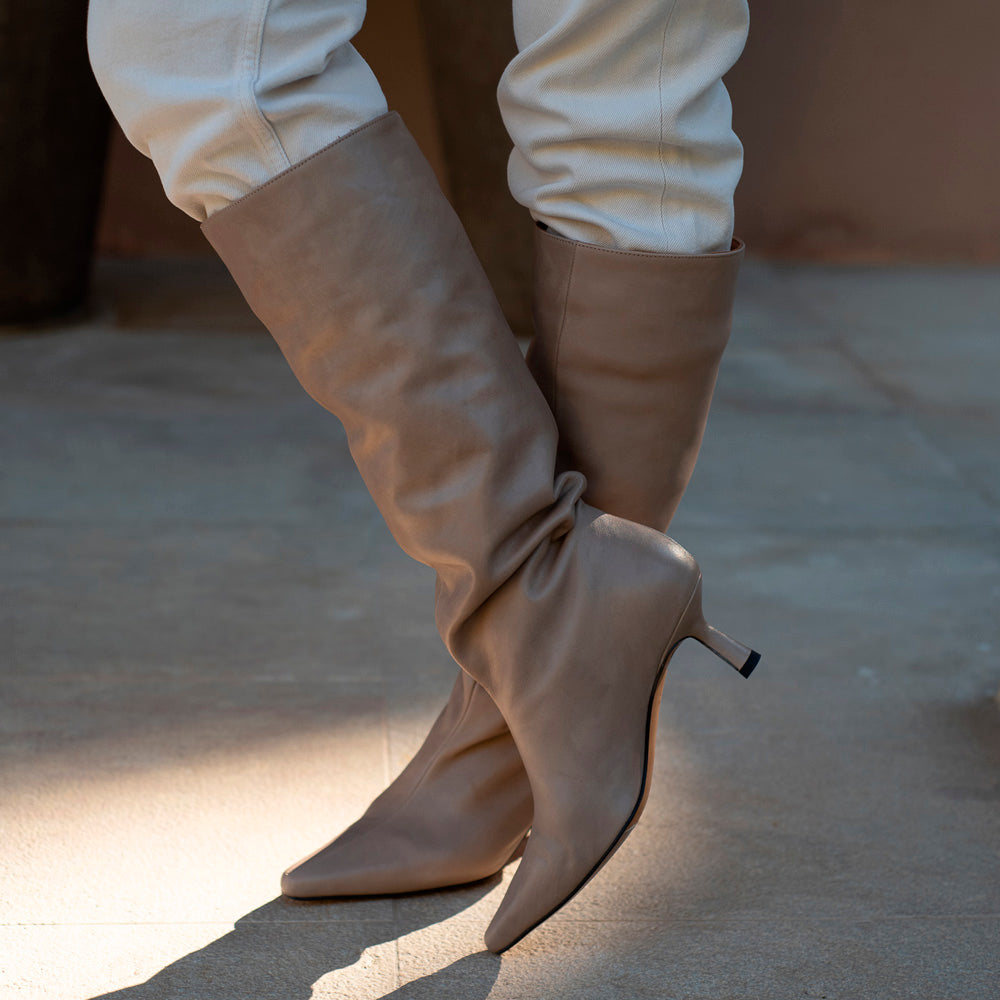 Bota mujer de tacón midi en piel nude, con punta pronunciada. Elegante y muy chic, ideal para llevar todo el día y lucir arreglada.