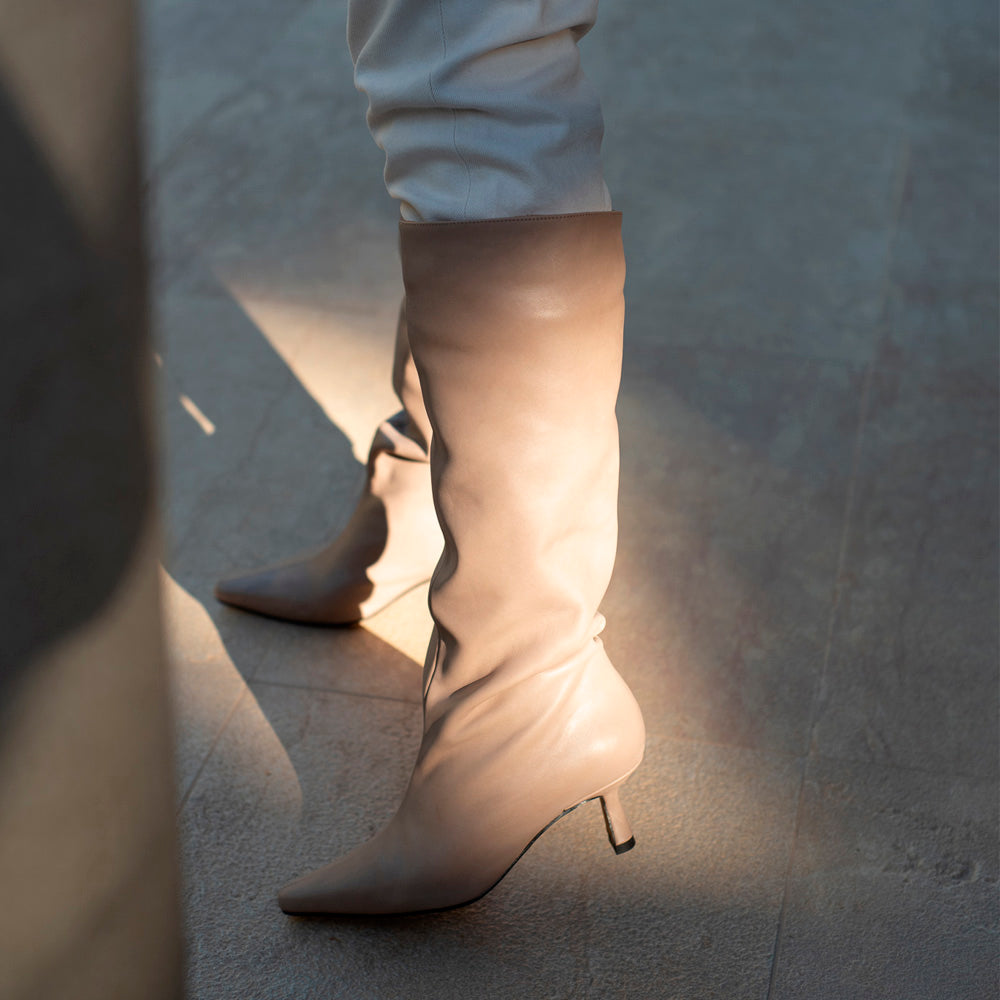 Bota chic para mujer con tacón midi de 5cm en piel nude cómoda y elegante.