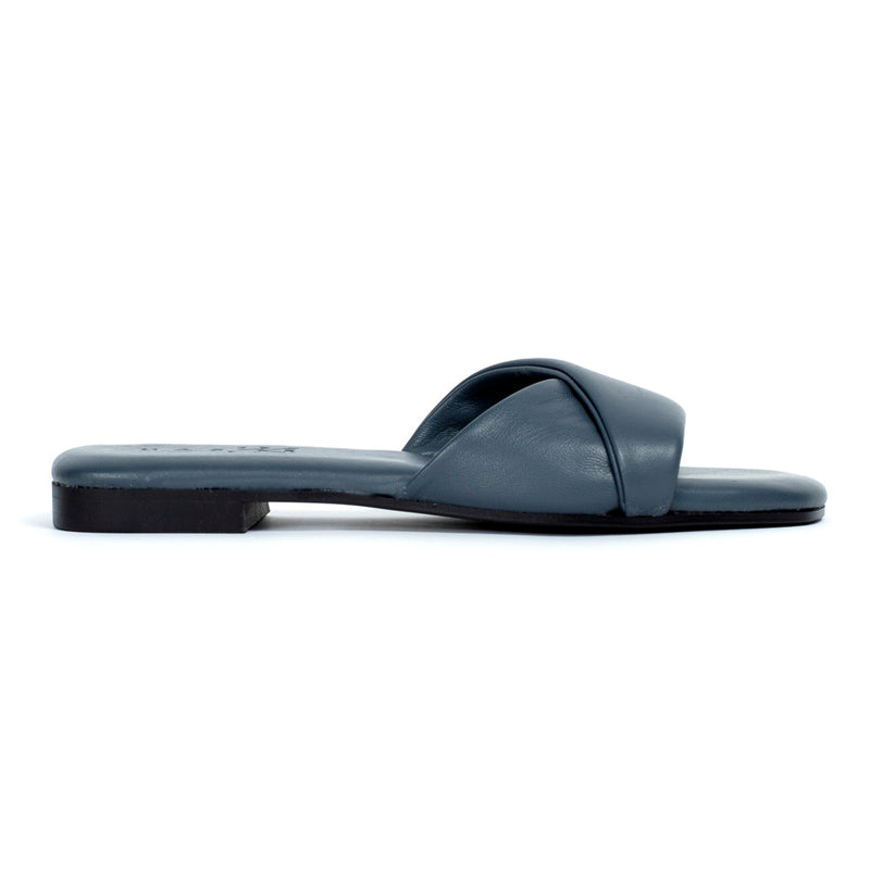 Sandalia plana estilo pala con piel muy suave y acolchada que se adapta al pie en color petróleo