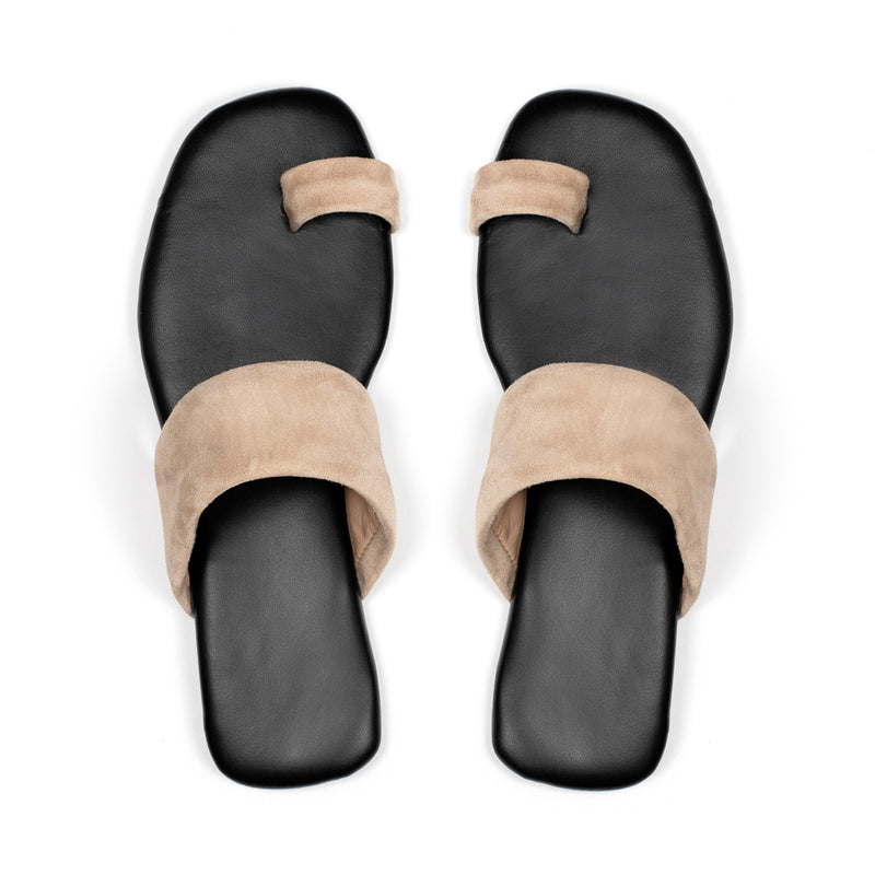 Sandalia plana de verano en piel y ante muy suave y acolchado con aro para el dedo color natural
