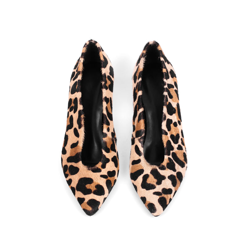 Stiletto escotado en print leopardo combina con todo perfecto para eventos formales y casuales.