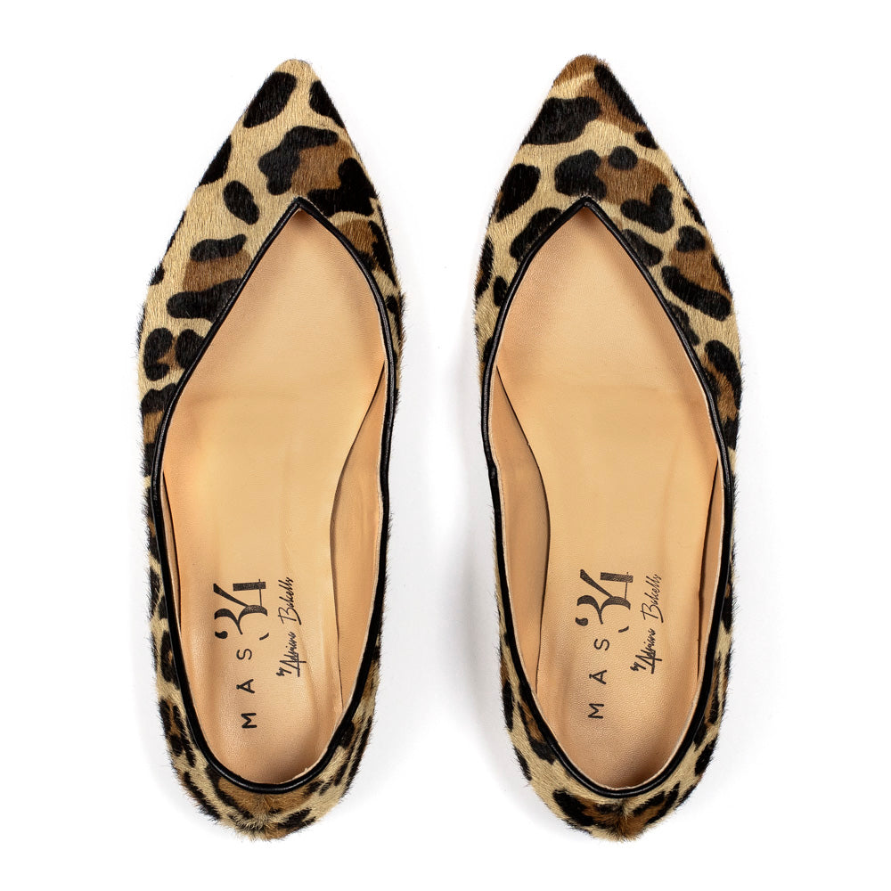 Bailarina de punta y muy escotada en piel efecto potro leopardo