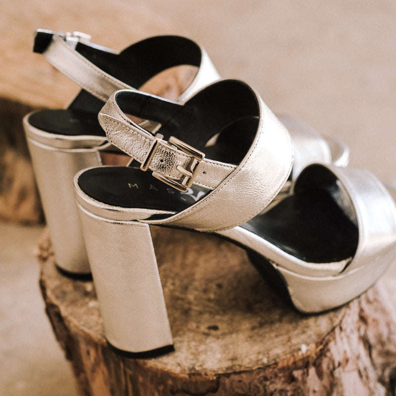 Sandalias de tacón para novias muy cómodas y elegantes en piel plata