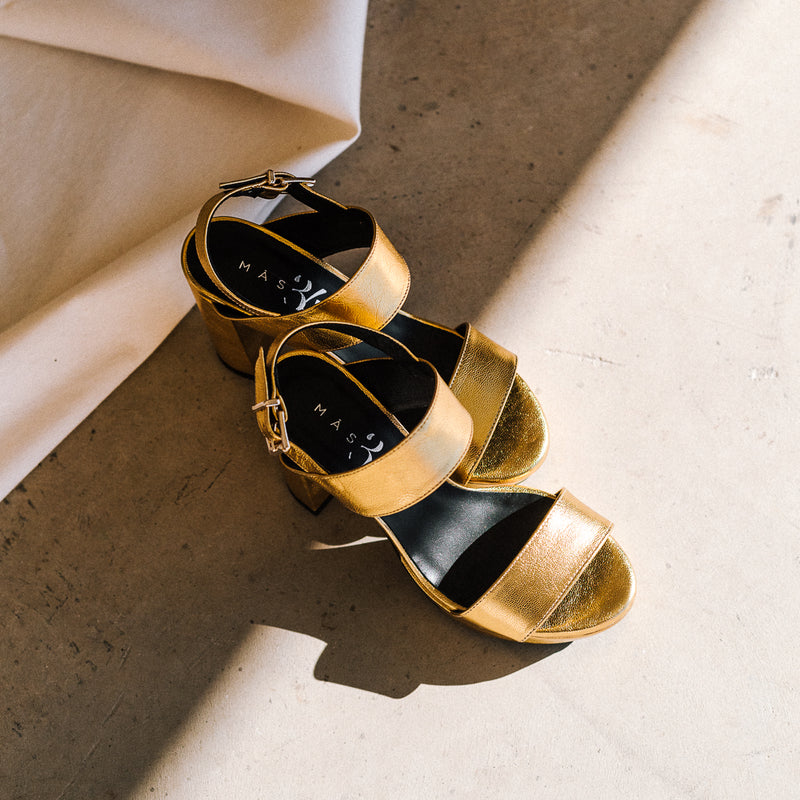 Sandalias de tacón para novias muy cómodas y elegantes en piel oro