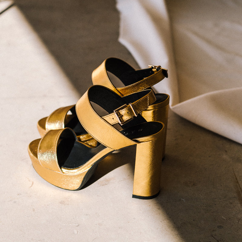 Zapatos cómodos y elegantes para bodas en pie oro