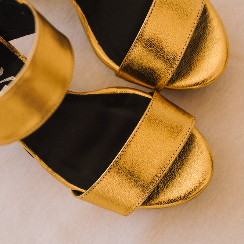 Sandalias de tacón fondo de armario ideal combinan con todo en piel oro