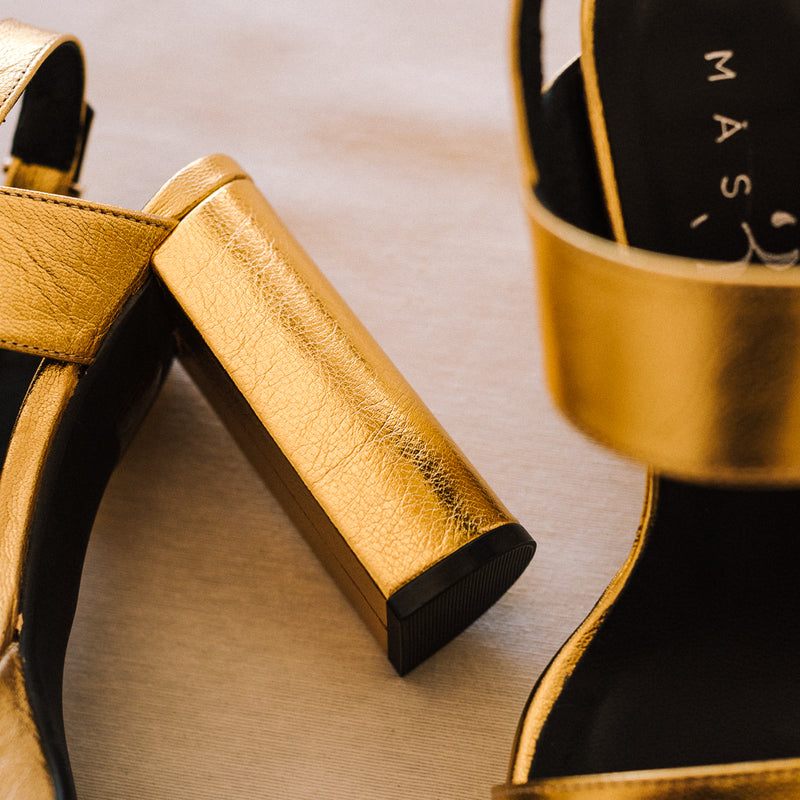 Sandalias de tacón clásicas, elegantes y atemporales en piel oro