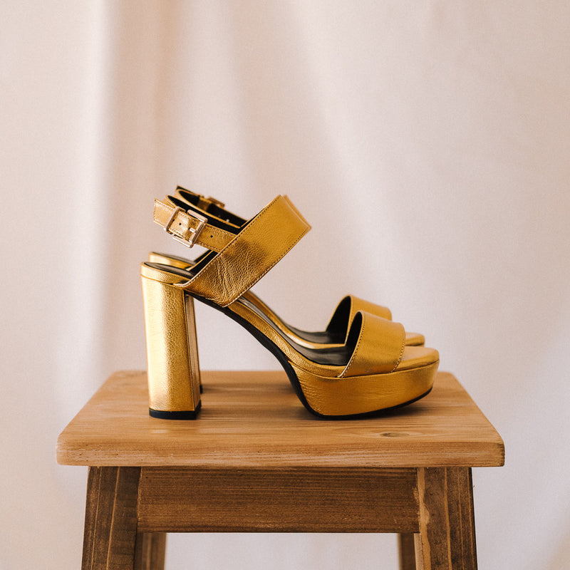 Sandalia tacón grueso y plataforma muy cómoda en piel oro