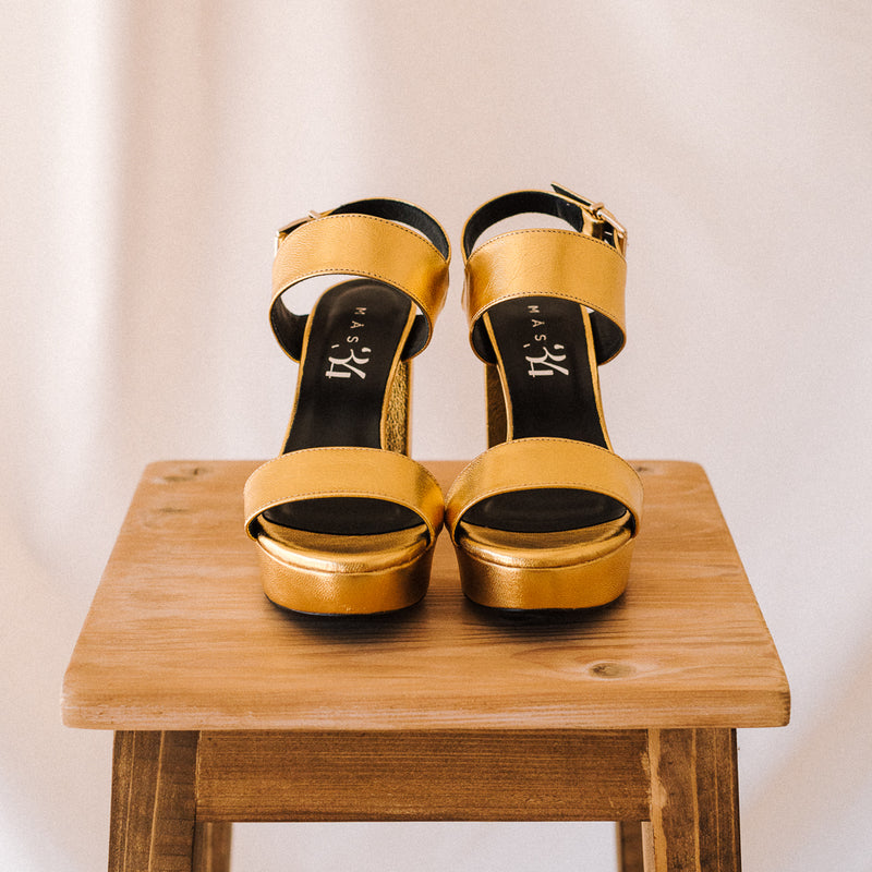 Sandalia de tacón grueso y plataforma en piel oro fondo de armario que combina con todo.