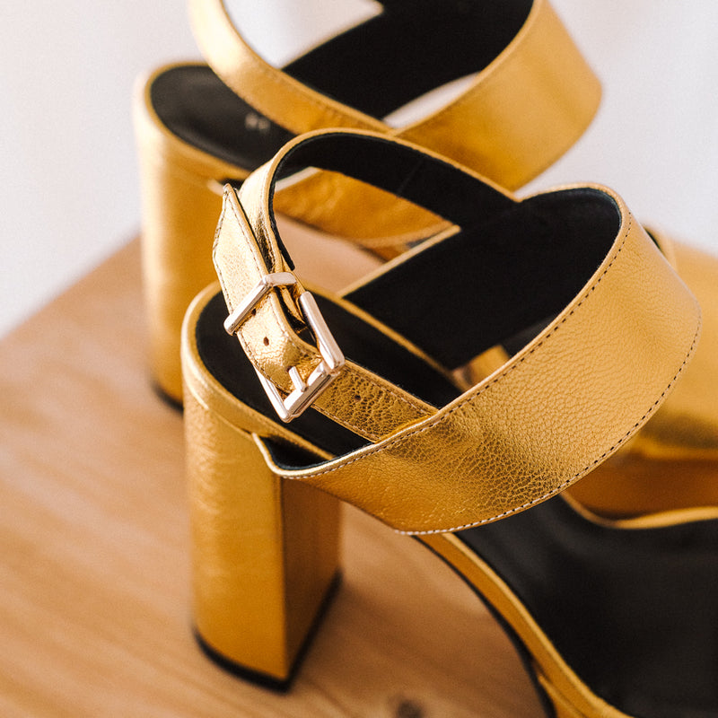 Sandalias de tacón ancho y plataforma muy cómoda perfectas para aguantar todo el día en piel oro