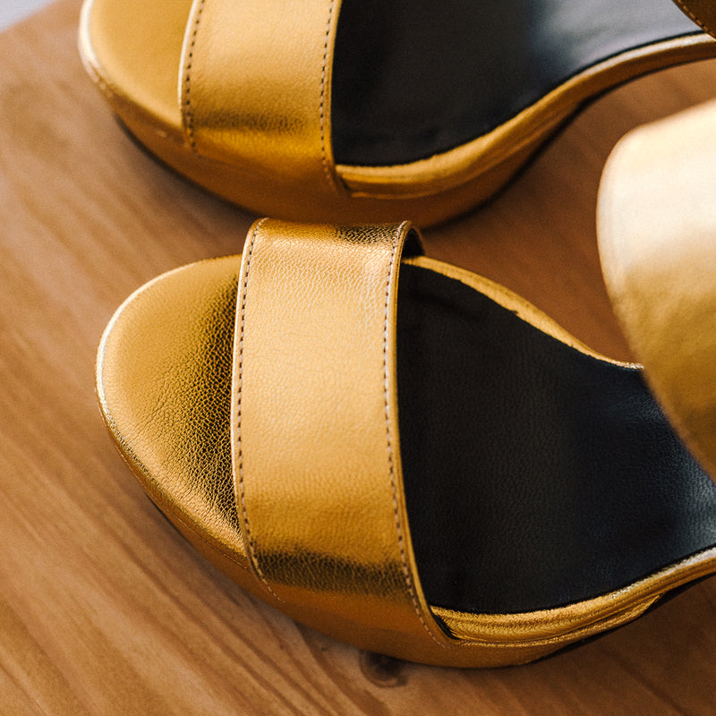 Sandalias de tacón grueso y plataforma muy cómoda perfectas para aguantar todo el día en piel oro