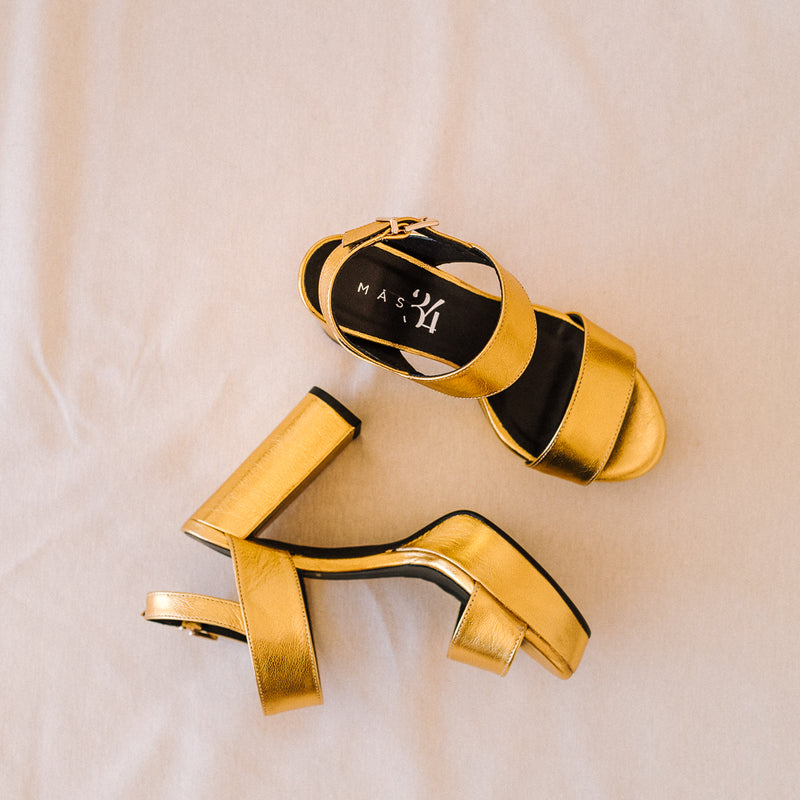 Sandalia de tacón grueso con plataforma en piel oro perfectas para novias e invitadas.